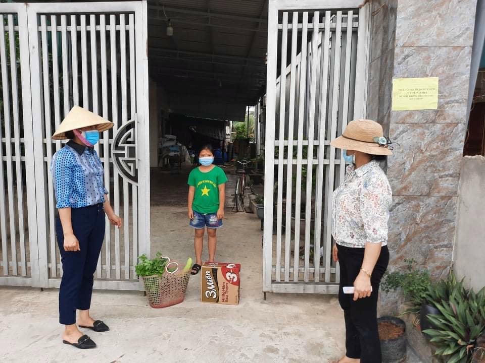 Hỗ trợ thực phẩm cho người dân trong vùng cách ly.