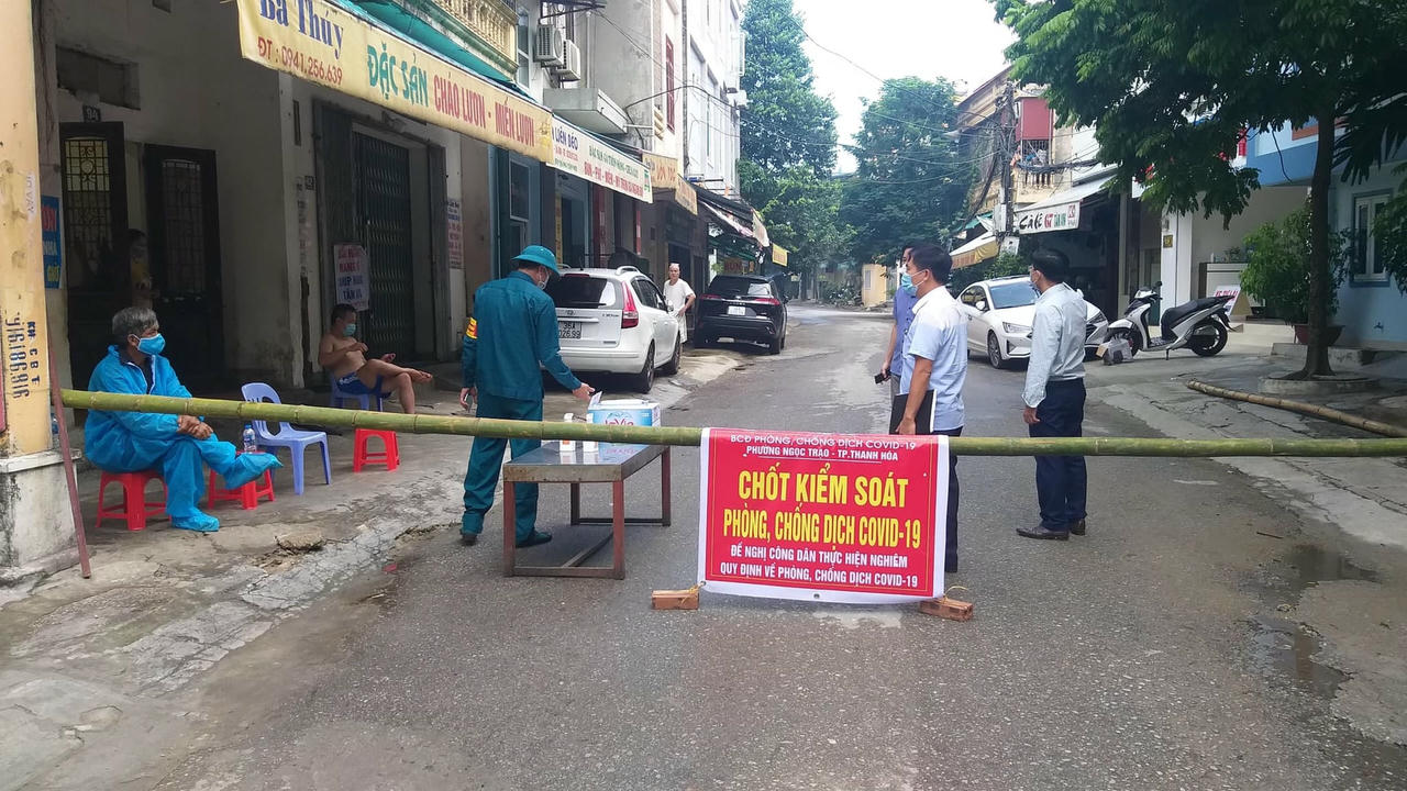 Lực lượng chức năng phong tỏa khu vực nơi F0 bán bánh rán sinh sống.