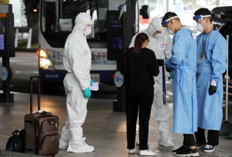 Nhân viên sân bay hướng dẫn khách đến sân bay quốc tế Incheon (Ảnh minh họa: Yonhap).