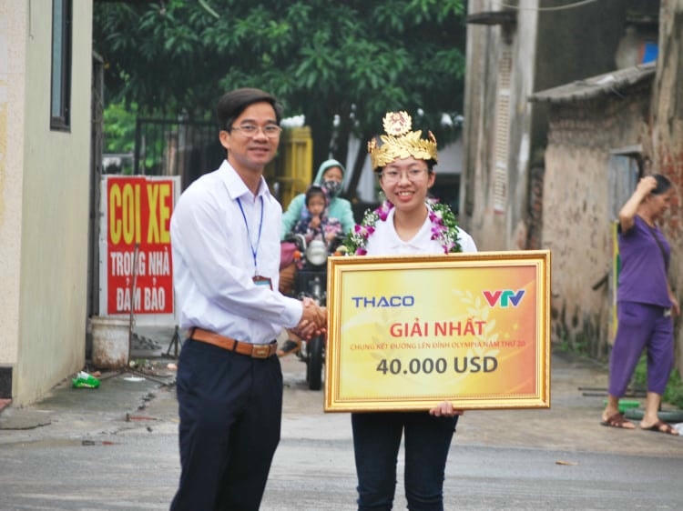 Thầy Vũ Đức Toàn, hiệu trường nhà trường chụp ảnh lưu niệm cùng quán quân