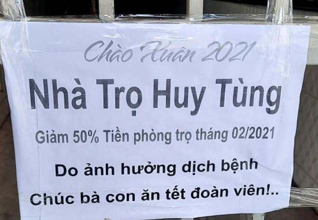 Một tờ thông báo đơn sơ dán trên cổng khu nhà trọ làm ấm lòng hàng trăm người thuê trọ.