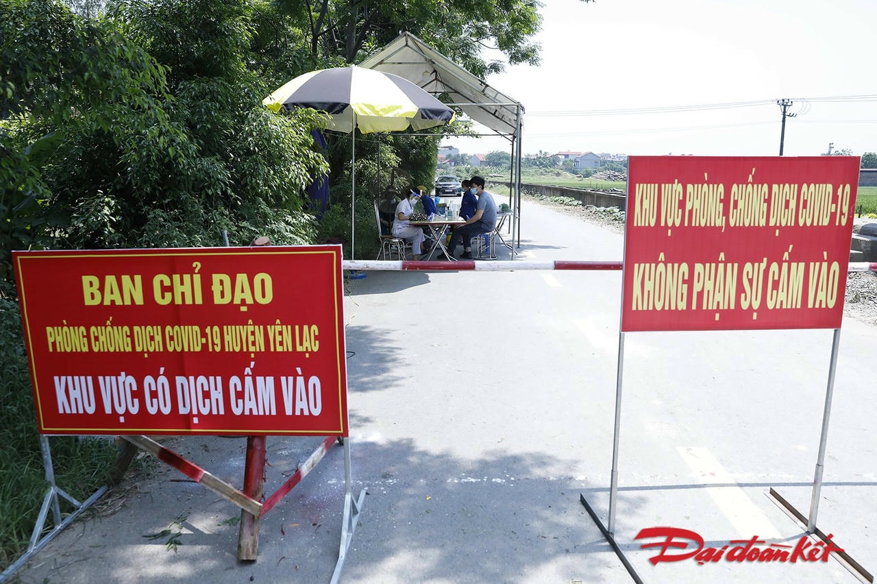 Dưới trời nắng gay gắt, các lực lượng chức năng 