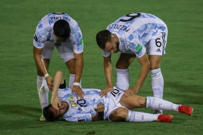 : Messi đau đớn trong pha bóng cố ý triệt hạ của hậu vệ tuyển Venezuela.
