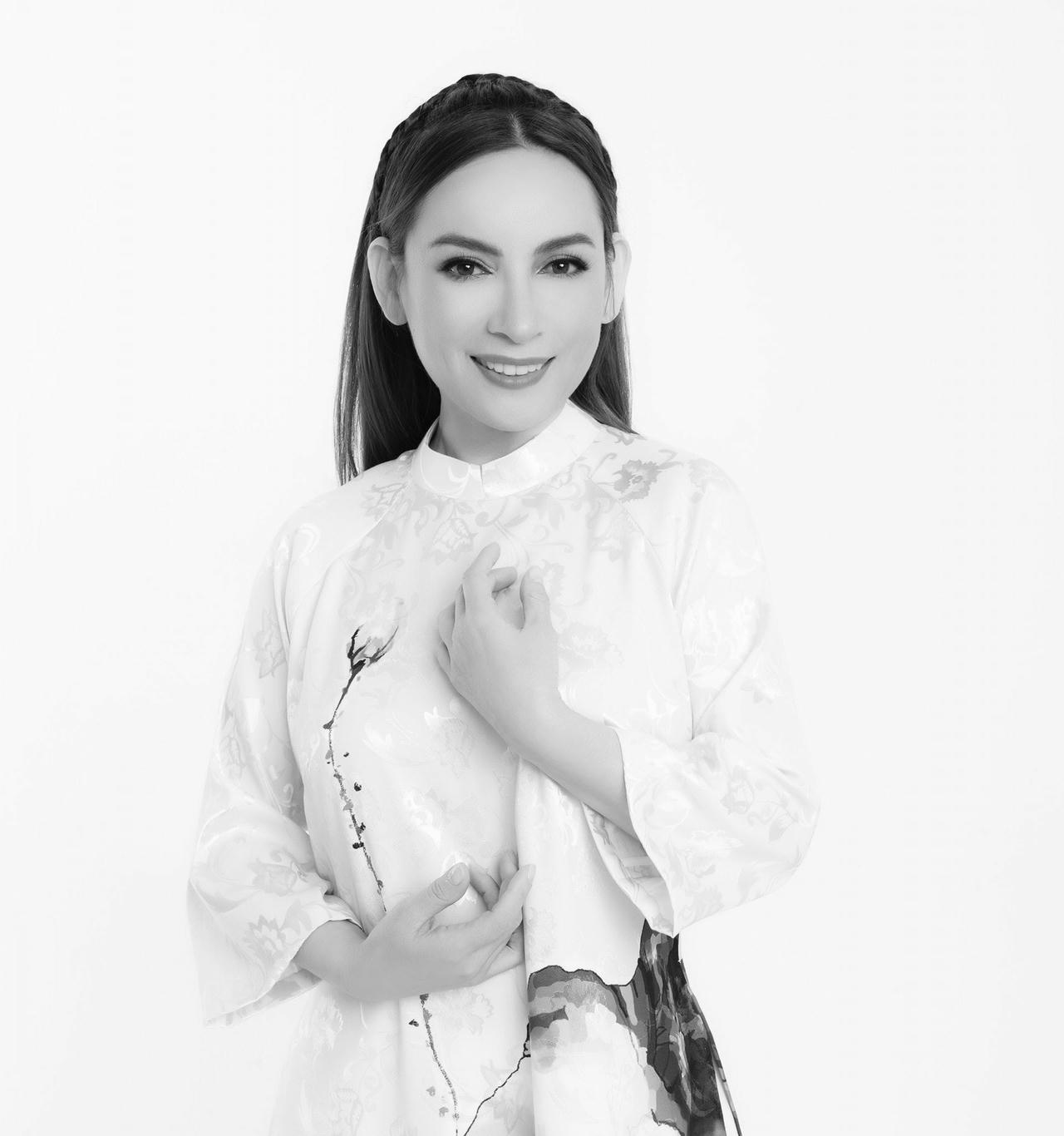Theo yêu cầu từ Sở Y Tế TP. HCM và những hướng dẫn cụ thể từ các cơ quan chức năng, việc mong muốn đưa thi hài nữ ca sĩ về với gia đình ở Mỹ còn phải chờ đợi thêm.