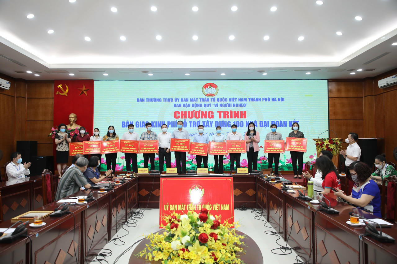 Ủy ban MTTQ TP trao kinh phí hỗ trợ làm nhà Đại đoàn kết cho 11 đơn vị.