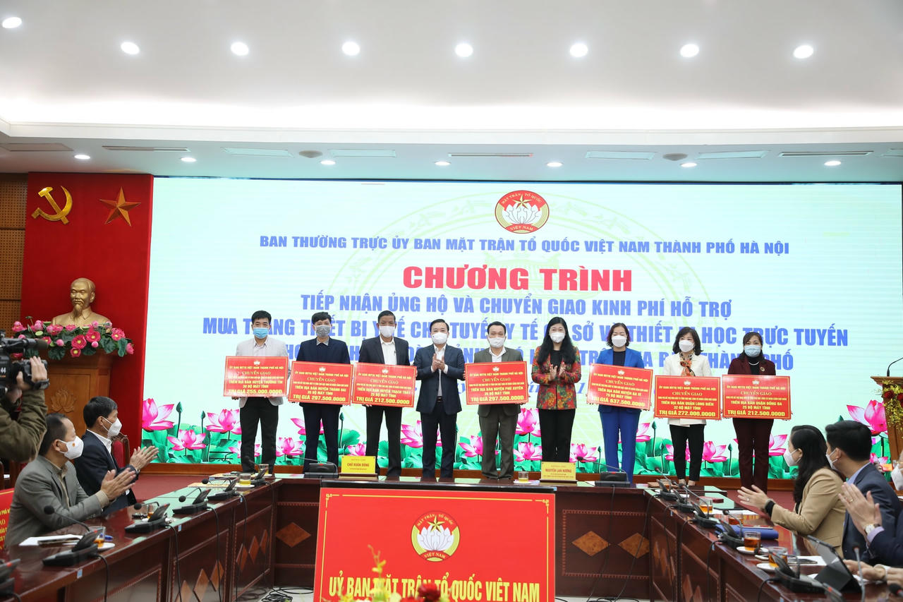 Bà Nguyễn Lan Hương chuyển giao kinh phí mua tủ bảo quản Vacine cho Ủy ban MTTQ các địa phương.