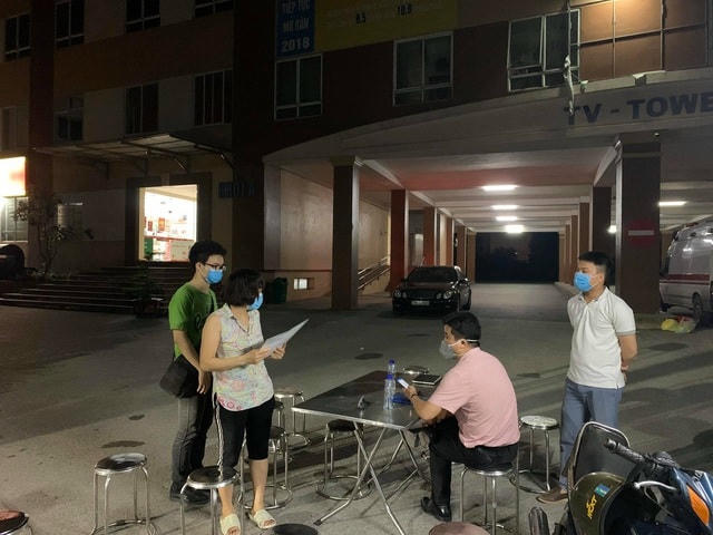 Lực lượng phản ứng nhanh tiến hành khử khuẩn cả bên trong và bên ngoài tòa nhà.
