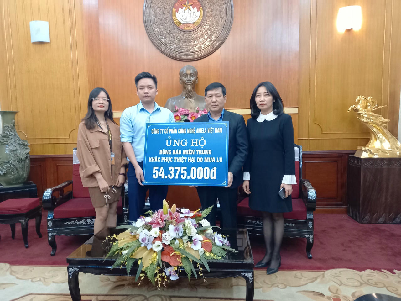 Tiếp nhận ủng hộ từ các đơn vị. 