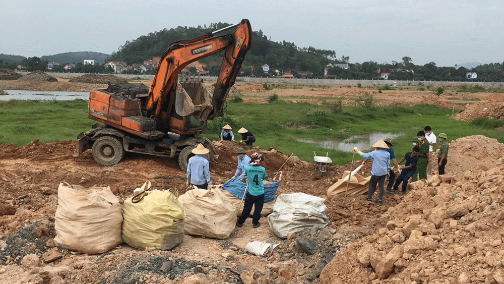 Chất thải công nghiệp bị doanh nghiệp đem chôn trong chính dự án đang thi công.