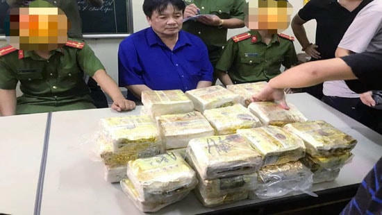 Đối tượng Hồ Sỹ Nguyên (SN 1968), trú tại thị trấn Thạch Giám (Tương Dương) và hơn 50 kg ma túy dạng đá bị công an bắt giữ.