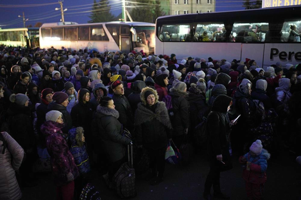 Dòng người tị nạn chạy trốn khỏi cuộc xung đột sang Ba Lan từ Shehyni, Ukraine. Ảnh: AP.