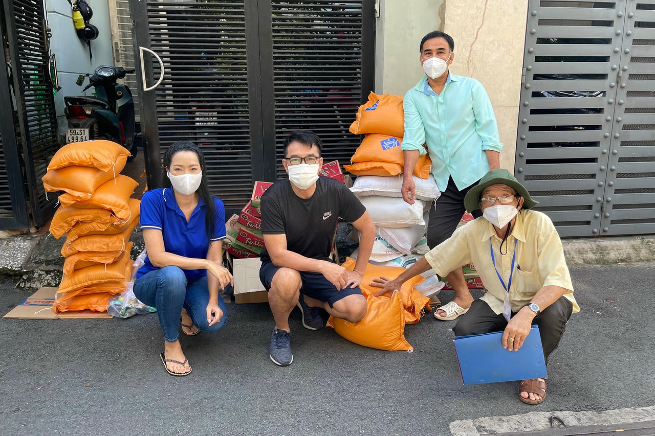 Ngoài ra NSUT Trịnh Kim Chi cũng trao nhiều phần quà khác cho các bếp từ thiện và nhiều F1, F0 đang cách ly tại nhà.