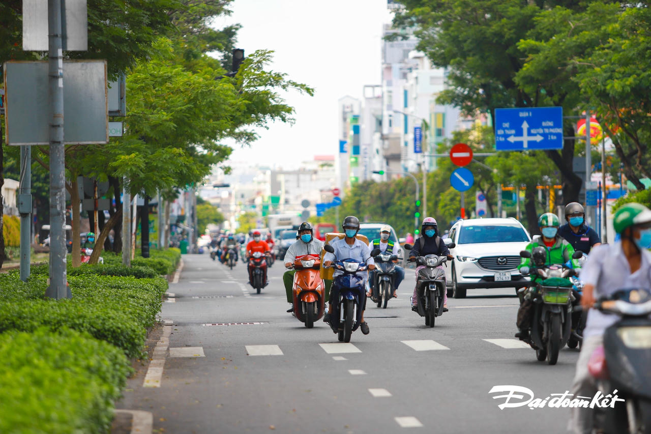 Nếu như những ngày trước, trên đường phần lớn là shiper, thì thời điểm, hiện tại, rất nhiều người đã ra đường với đủ mọi lý do.