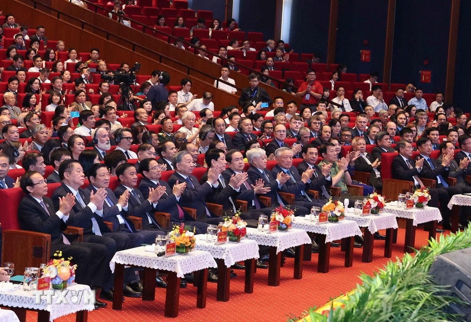Tổng Bí thư Tô Lâm, các đồng chí lãnh đạo, nguyên lãnh đạo Đảng Nhà nước dự Lễ kỷ niệm. (Ảnh: Thống Nhất/TTXVN)