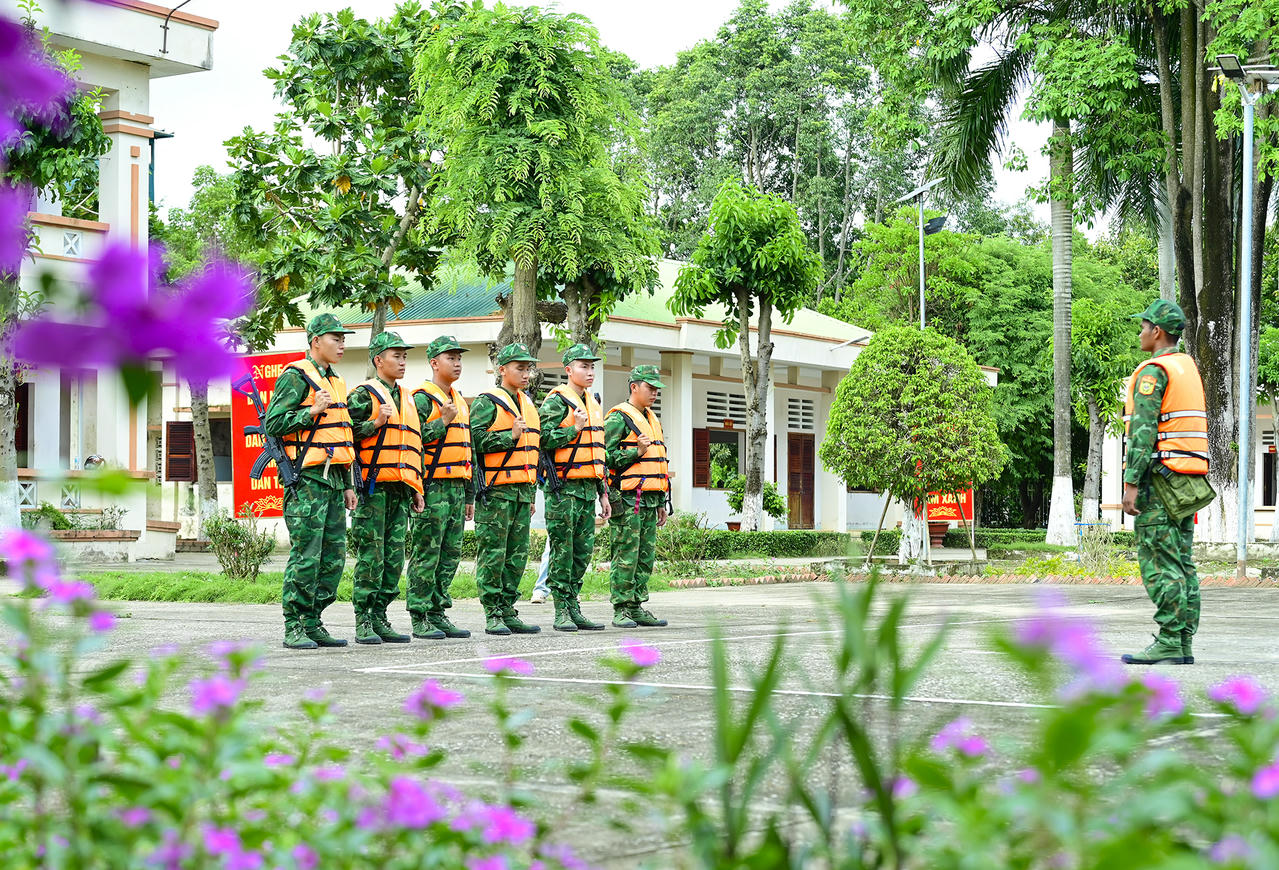 Tổ tuần tra biên giới đồn biên phòng Vĩnh Nguơn tập hợp chuẩn bị tuần tra biên giới. Ảnh Nguyễn Minh. 