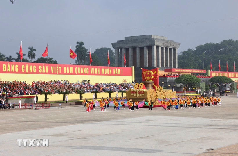 Xe mô hình Quốc huy nước Cộng hòa xã hội chủ nghĩa Việt Nam đi đầu khối diễu binh, diễu hành. (Ảnh: Quốc Khánh/TTXVN)