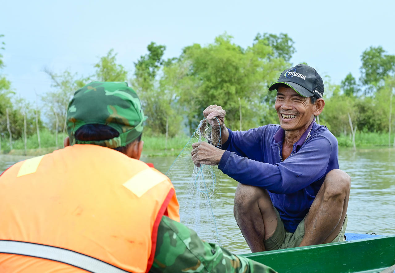 Tình quân dân thắm thiết, keo sơn trên cánh đồng mênh mông nước ở phường
Vĩnh Tế, An Giang. Ảnh Nguyễn Minh. 