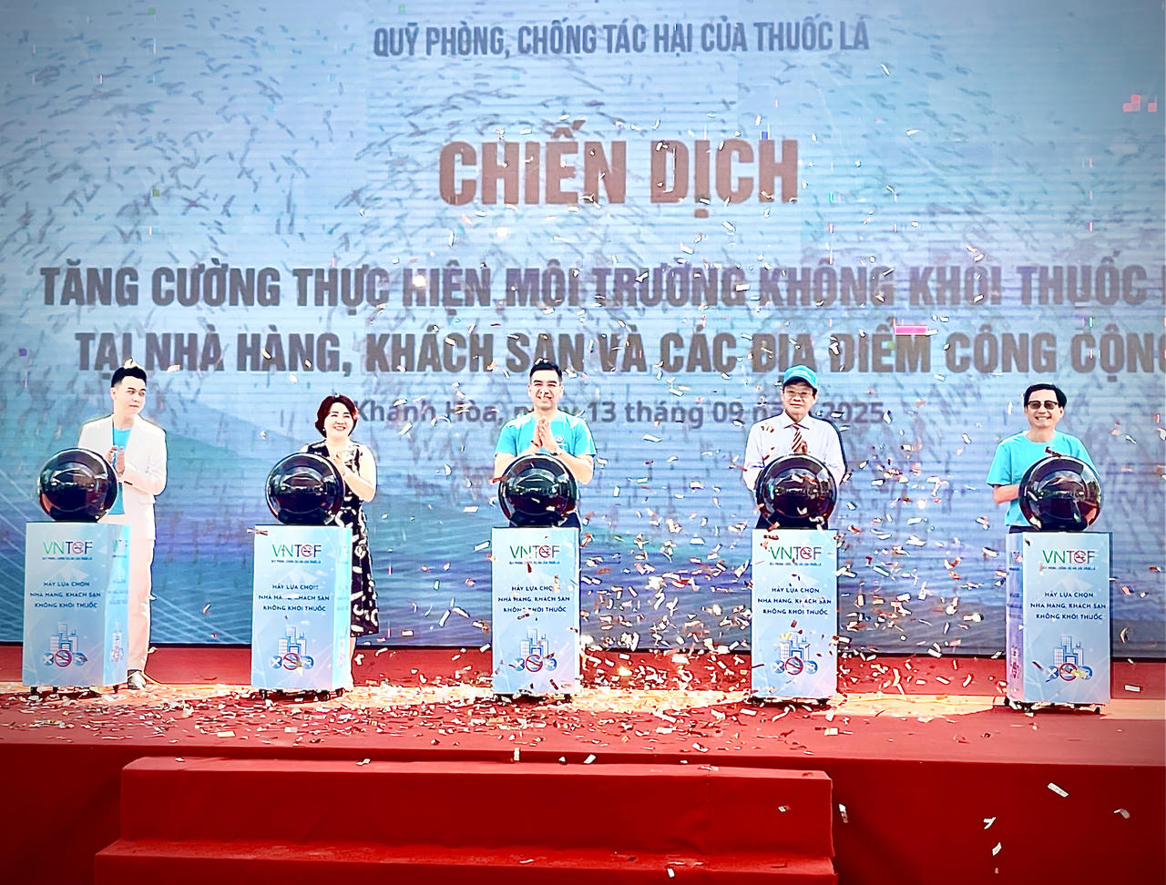 Bẩm nút khởi động Lễ Phát đông phòng chống tác hại thuốc là tại Nha Trang - Khánh Hòa Ảnh: Thùy Trang.