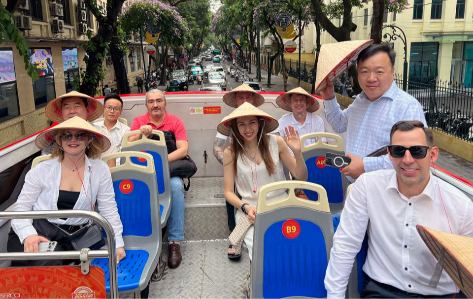 Khách quốc tế tham quan Hà Nội (ảnh Hoa Thành)
