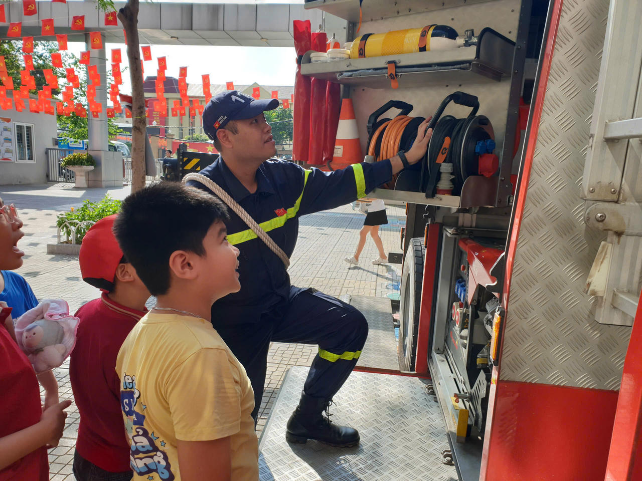 Tuyên truyền phòng cháy, chữa cháy cho học sinh đầu năm học mới Tuyên truyền phòng cháy, chữa cháy cho học sinh đầu năm học mới