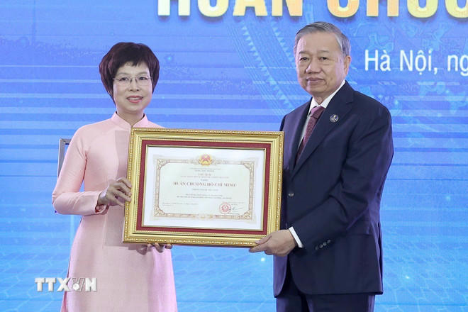 Tổng Bí thư Tô Lâm trao Huân chương Hồ Chí Minh lần thứ ba cho Thông tấn xã Việt Nam. (Ảnh: Thống Nhất/TTXVN).