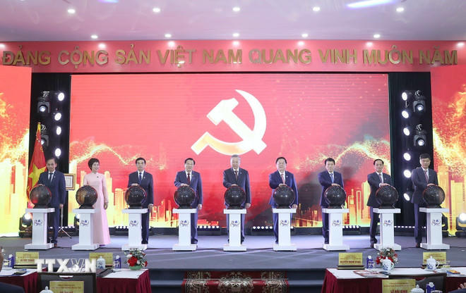 Tổng Bí thư Tô Lâm và các đại biểu thực hiện nghi thức khai trương trang thông tin Đại hội đại biểu toàn quốc lần thứ XIV của Đảng. (Ảnh: Thống Nhất/TTXVN).