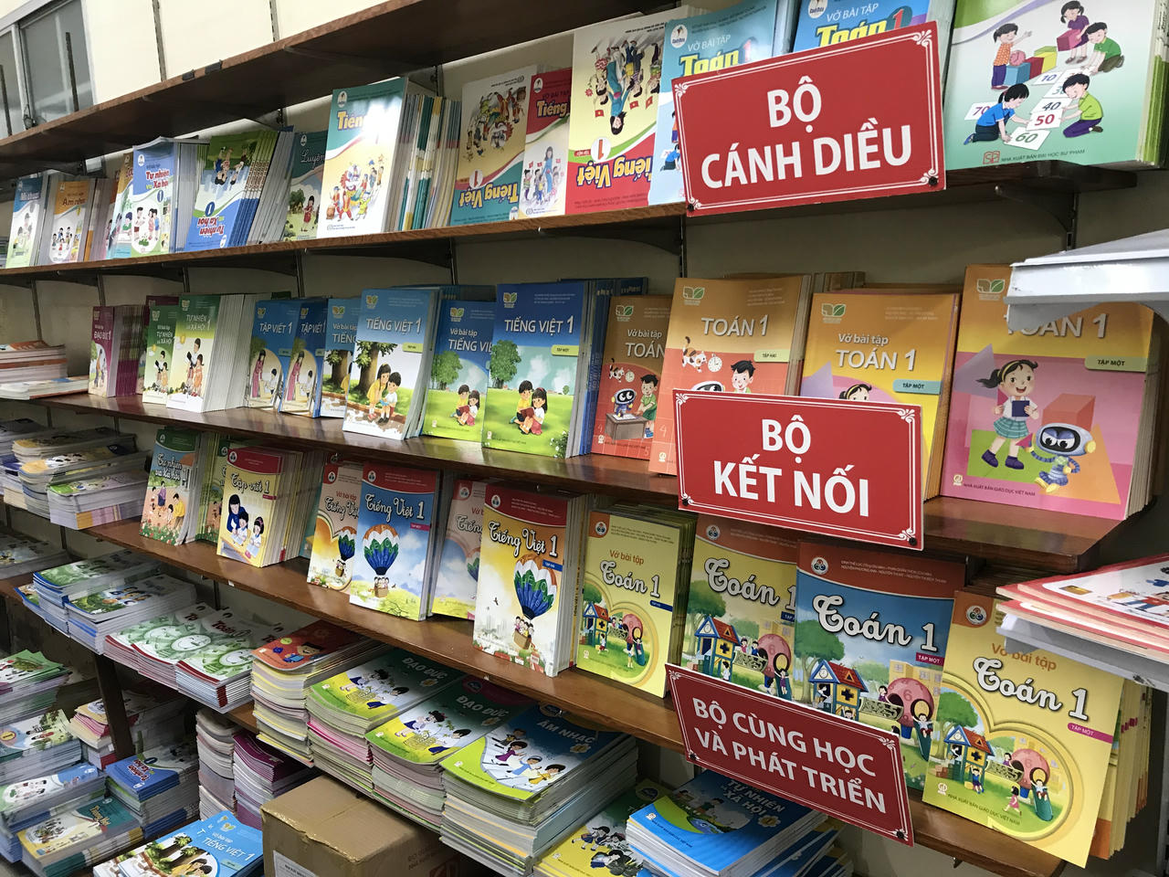 Hiện có 3 bộ sách giáo khoa đầy đủ các môn học từ lớp 1 đến lớp 12.
