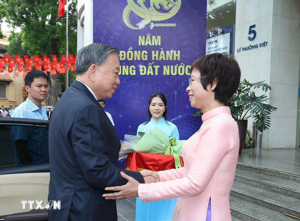 Tổng Giám đốc TTXVN Vũ Việt Trang đón Tổng Bí thư Tô Lâm dự Lễ kỷ niệm 80 năm Thông tấn xã Việt Nam. (Ảnh: Lâm Khánh/TTXVN).