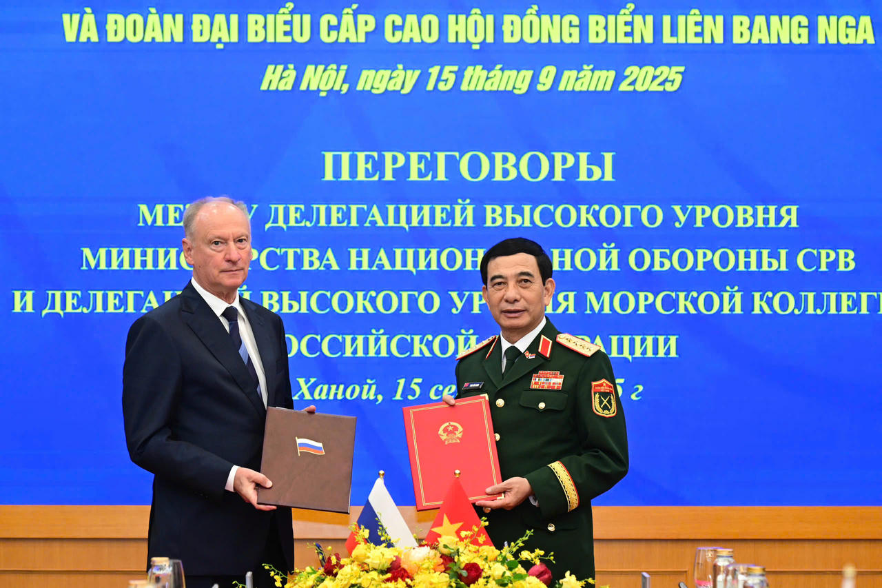 Đại tướng Phan Văn Giang và ông Nicolai Patrushev ký Bản ghi nhớ về tham vấn trong lĩnh vực biển giữa Bộ Quốc phòng Việt Nam và Hội đồng Biển Liên bang Nga. Ảnh Việt Trung.