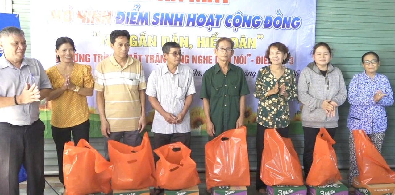 Một hoạt động trao quà hỗ trợ người nghèo trên địa bàn phường. Ảnh: Q.Đ.