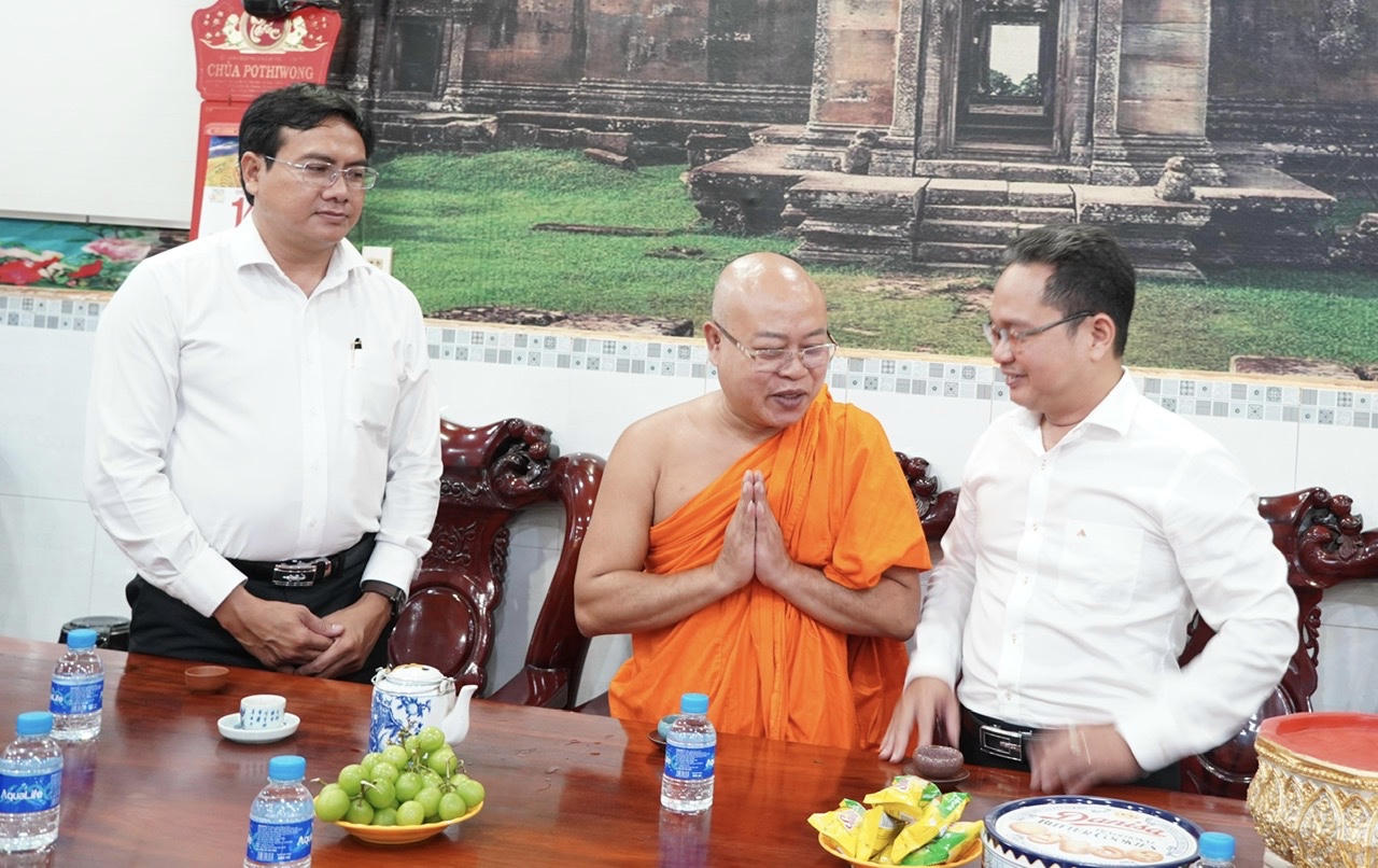 Lãnh đạo Mặt trận và lãnh đạo chùa Pothiwong trao đổi về các hoạt động phong trào do Mặt trận TP Hồ Chí Minh phát động. Ảnh: A.H.