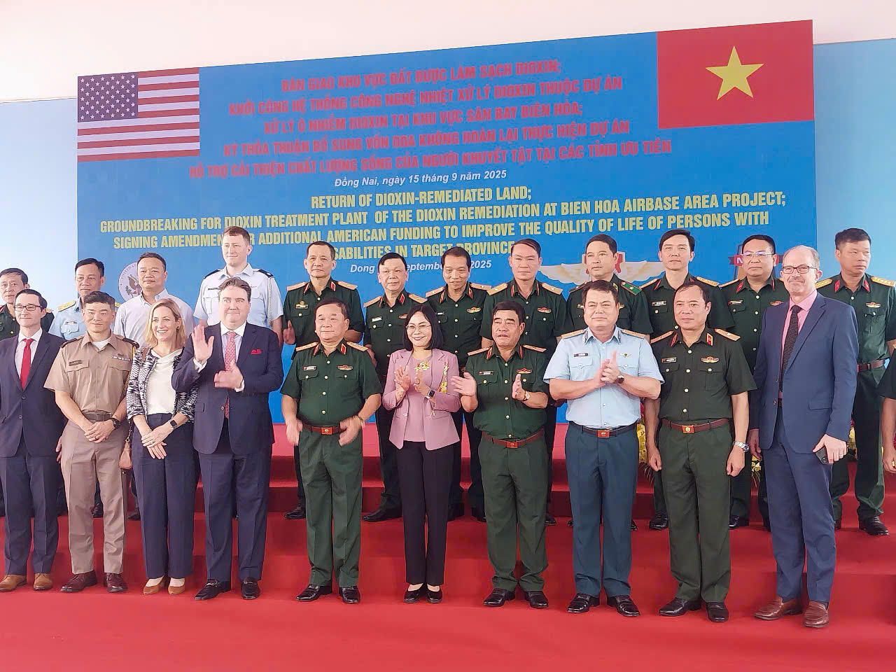 Đại biểu tham dự buổi làm việc chụp hình lưu niệm. Ảnh; S.X