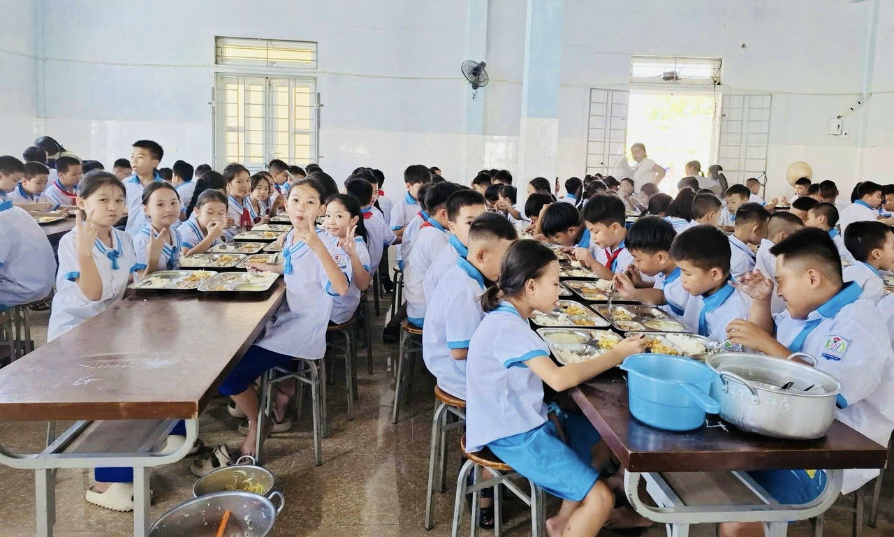 Học sinh Trường Tiểu Học Quỳnh Hưng (xã Quỳnh Lưu, tỉnh Nghệ An) ăn bán trú năm học 2025-2026. Ảnh: NTCC.