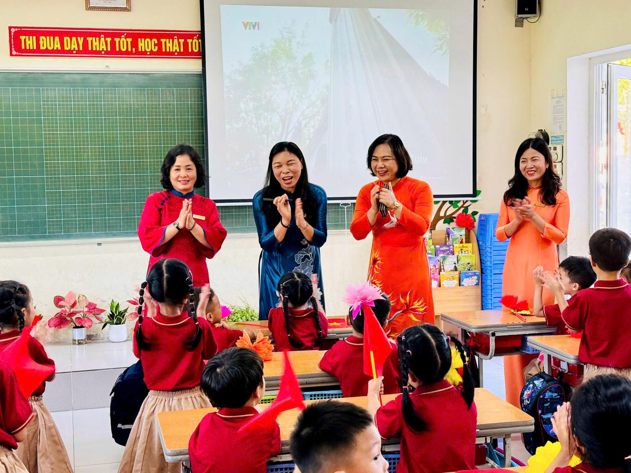 Cô và trò Trường Tiểu học Đoàn kết (Hà Nội) trong ngày khai giảng năm học 2025-2026. Ảnh:  T.V.
