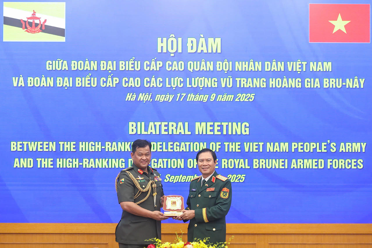 Đại tướng Nguyễn Tân Cương, Tổng Tham mưu trưởng Quân đội nhân dân Việt Nam tặng quà lưu niệm Thiếu tướng Dato Paduka Seri Haji Muhammad Haszaimi Bin Bol Hassan, Tư lệnh Quân đội Hoàng gia Brunei