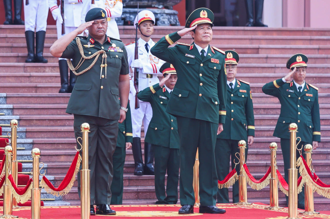 Tổng Tham mưu trưởng Quân đội nhân dân Việt Nam và Tư lệnh Quân đội Hoàng gia Brunei thực hiện nghi lễ chào cờ. Ảnh: Quang Vinh.