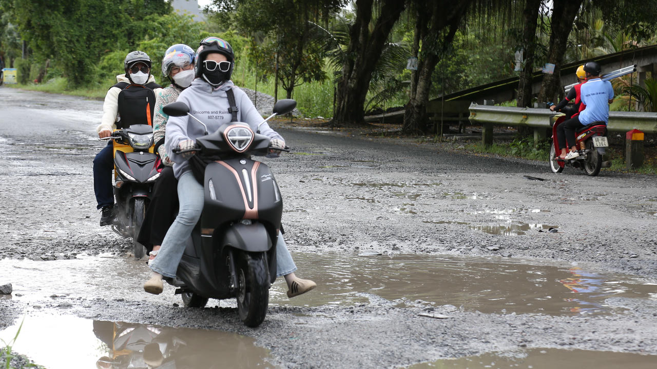 Hiện UBND xã Định Hoà cũng vừa có công văn gửi UBND tỉnh An Giang và Sở Xây dựng tỉnh đề xuất sửa chữa đoạn đường này ngay trong những tháng cuối năm 2025 nhằm đảm bảo giao thông thông suốt, an toàn, phục vụ nhu cầu đi lại và vận chuyển hàng hoá của người dân. (ảnh: Thanh Tiến)