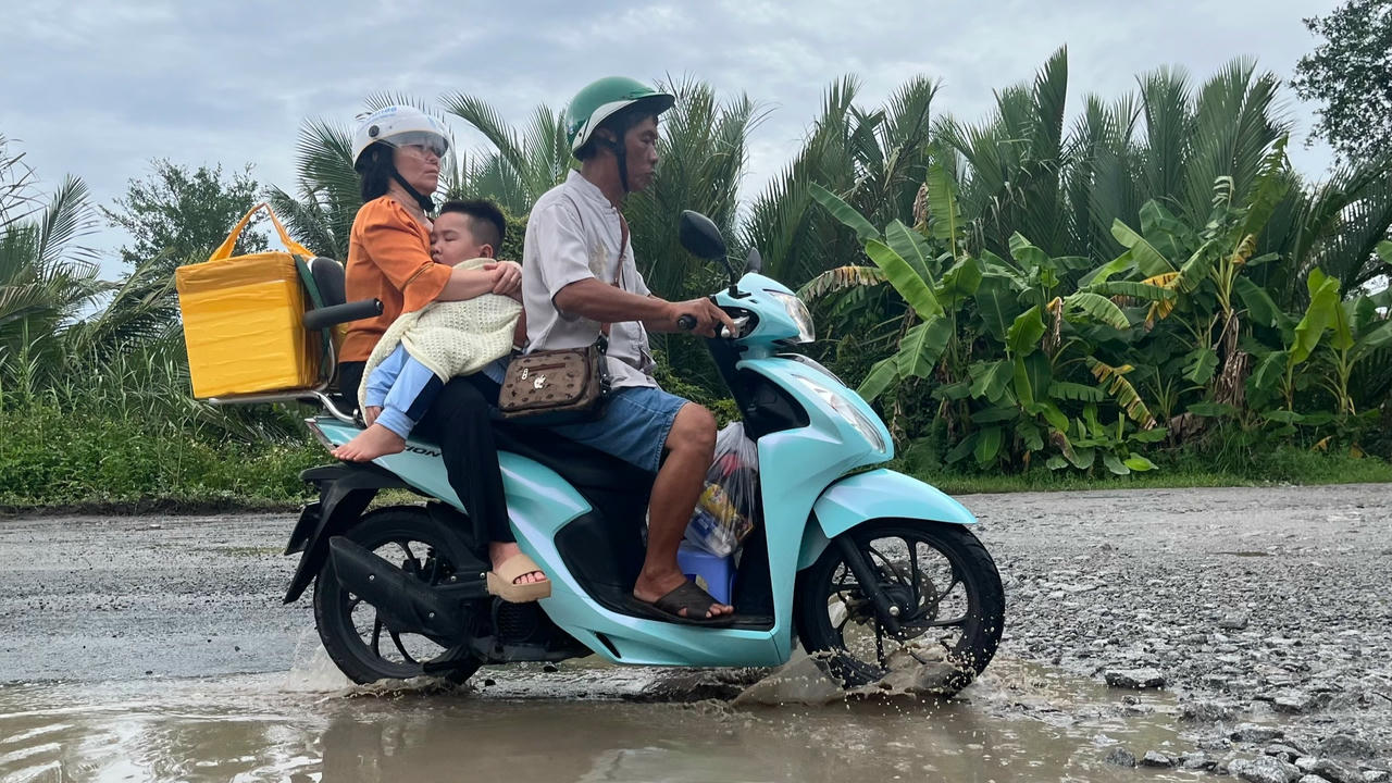Theo ghi nhận của phóng viên, nhiều đoạn mặt đường “bong tróc, loang lổ như da beo”, đá dăm trồi lên. (ảnh: Thanh Tiến)