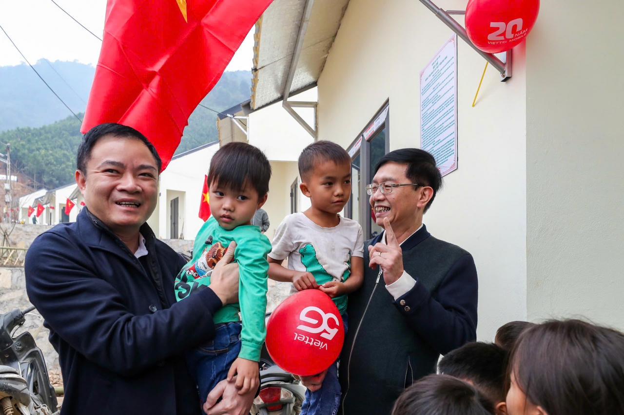 Ông Lê Ngọc Sơn, Tổng Giám đốc Petrovietnam cùng ông Trần Quang Dũng, Phó Bí thư thường trực Đảng uỷ Petrovietnam thăm hỏi đồng bào và các cháu thiếu nhi tại khu tái thiết thôn Kho Vàng.