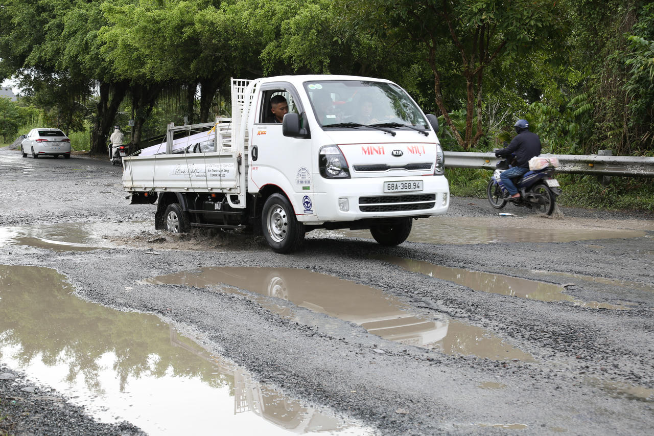 “Người dân và doanh nghiệp tại khu vực phản ánh nhiều vụ tai nạn và hư hỏng phương tiện làm ảnh hưởng đến sinh hoạt của người dân và phát triển kinh tế của địa phương”, ông Ngô Thanh Hùng thông tin. (ảnh: Thanh Tiến)