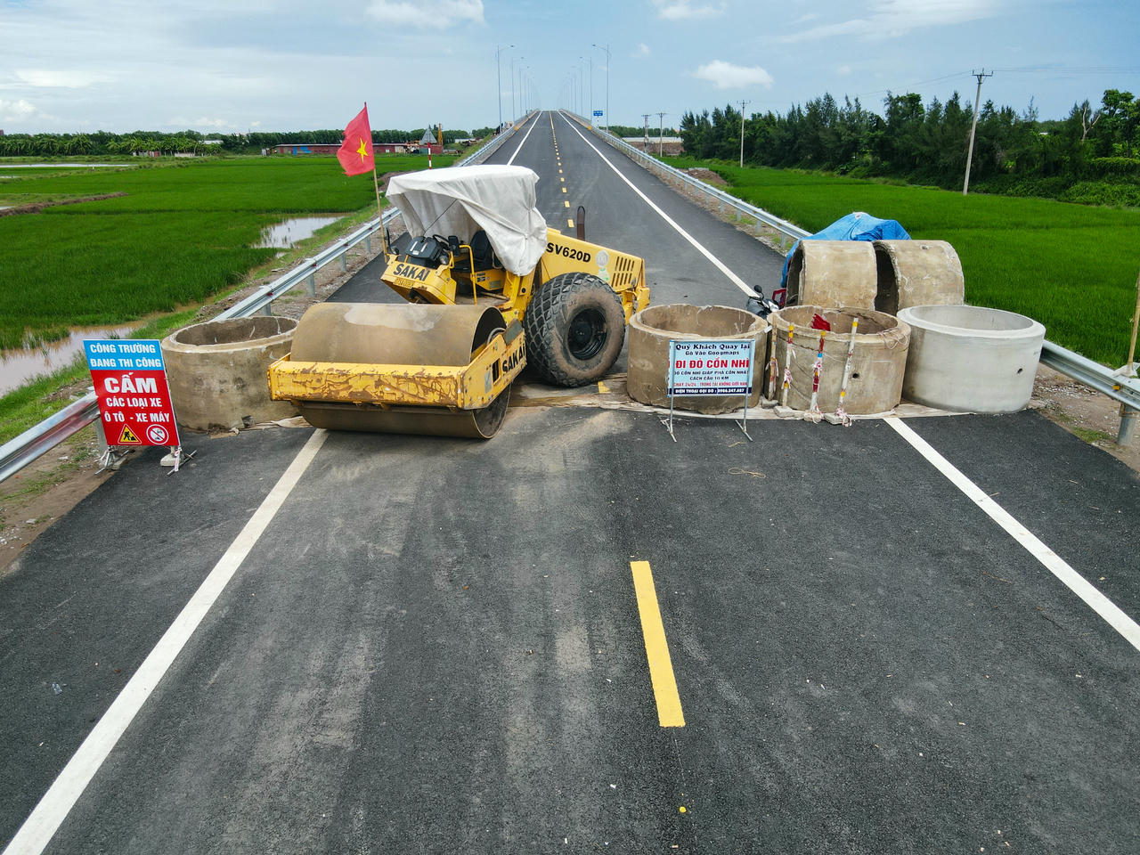 Theo ghi nhận của PV Báo Đại đoàn kết ngày 17/9, tại 2 bên đầu cầu, hiện đang đặt biển cấm các phương tiện qua lại. Ảnh: Đình Minh