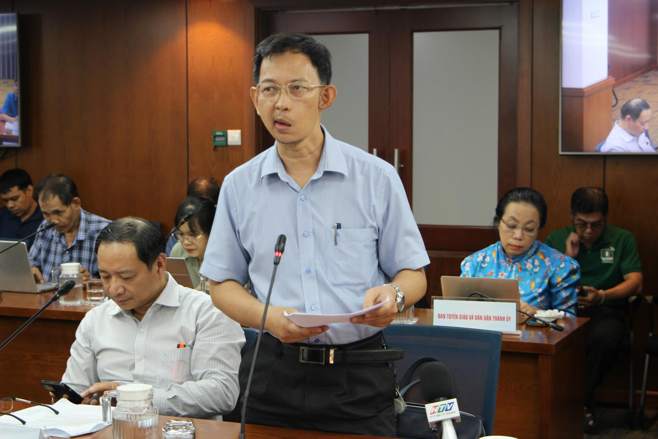 Ông Trần Việt Hà – Phó Trưởng Ban Quản lý các khu chế xuất khu công nghiệp thành phố thông tin tại buổi họp báo. Ảnh: Q.Định.