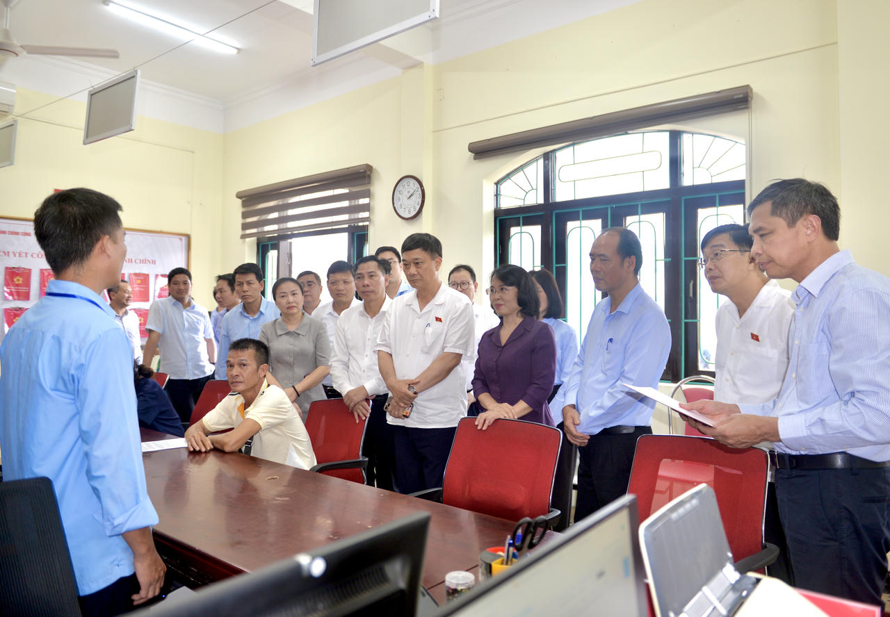 Phó Chủ tịch Quốc hội Vũ Hồng Thanh cùng đoàn công tác của Ủy ban Thường vụ Quốc hội kiểm tra tại Trung tâm Phục vụ Hành chính công xã Lục Hồn. Ảnh: Ngọc Anh.