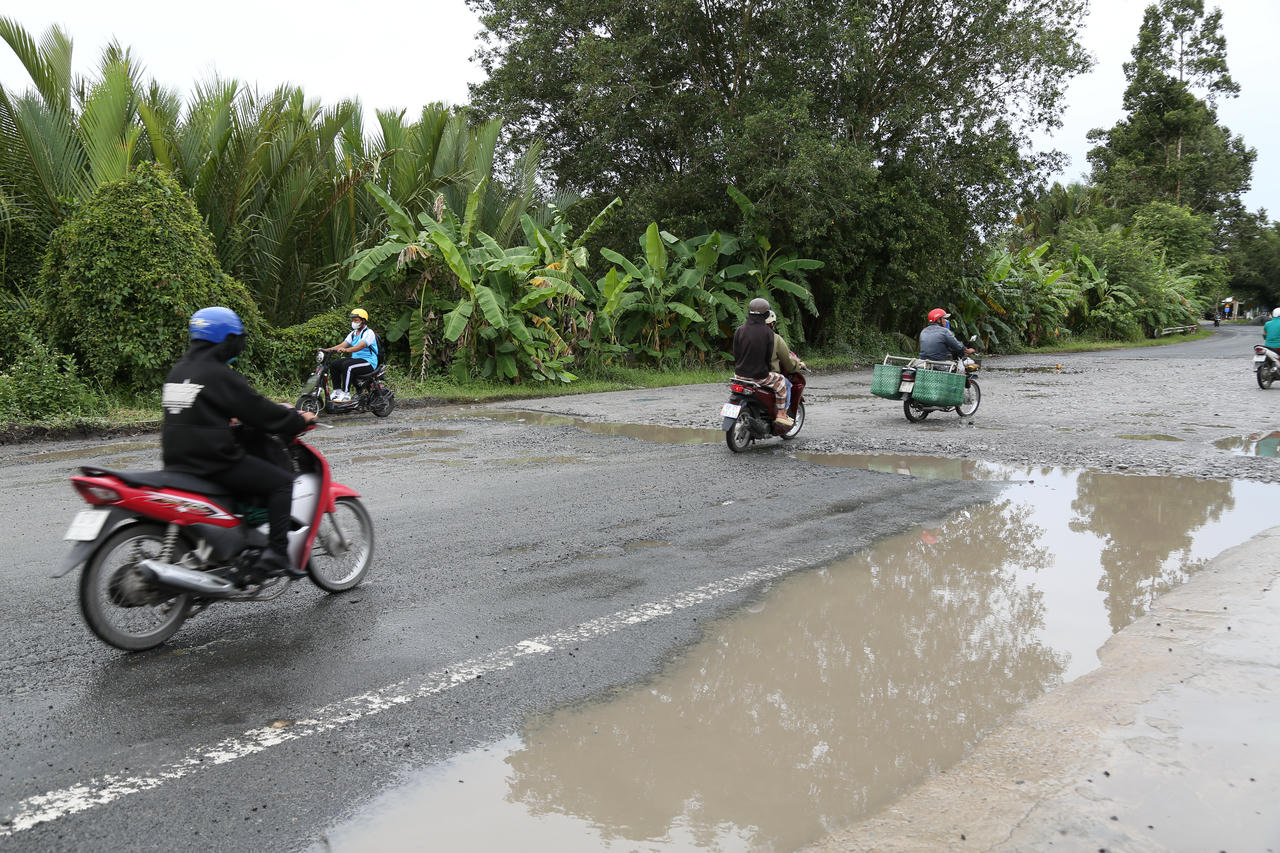 “Từ tháng 10/2024, lúc đó còn là Sở Giao thông Vận tải chúng tôi đã phát hiện đường bắt đầu hư. Sở Giao thông Vận tải tham mưu cho UBND tỉnh trình Bộ Giao thông Vận tải và Ban Quản lý dự án Đường Hồ Chí Minh đề nghị nâng cấp sửa chữa đoạn 13km hư hỏng nhưng vẫn chưa được. Sau đó, nhiều lần làm việc, Sở đề nghị vẫn chưa được. Gần đây nhất là 6/2025, Sở Xây dựng đã khảo sát khảo và đề xuất tham mưu cho UBND tỉnh Kiên Giang (lúc đó) đề xuất Bộ Xây dựng và Ban Quản lý dự án Đường Hồ Chí Minh sửa chữa nâng cấp 13km này. Tuy nhiên, do nguồn vốn hạn hẹp, Bộ Xây dựng chưa có bố trí vốn. Vừa rồi, Bộ Xây dựng đã phân công cho cục Đường Bộ Việt Nam khảo sát vào đầu tháng 7. Dự kiến Cục Đường bộ Việt Nam sẽ sửa chữa định kỳ trong năm 2025 với số vốn khoảng 5 tỷ đồng. Và đề xuất Bộ Xây dựng sửa chữa lớn vào 2026 khoảng 50 tỷ đồng”, ông Lê Việt Bắc trả lời chất vấn của Đại biểu HĐND vào ngày 29/7. (ảnh: Thanh Tiến)