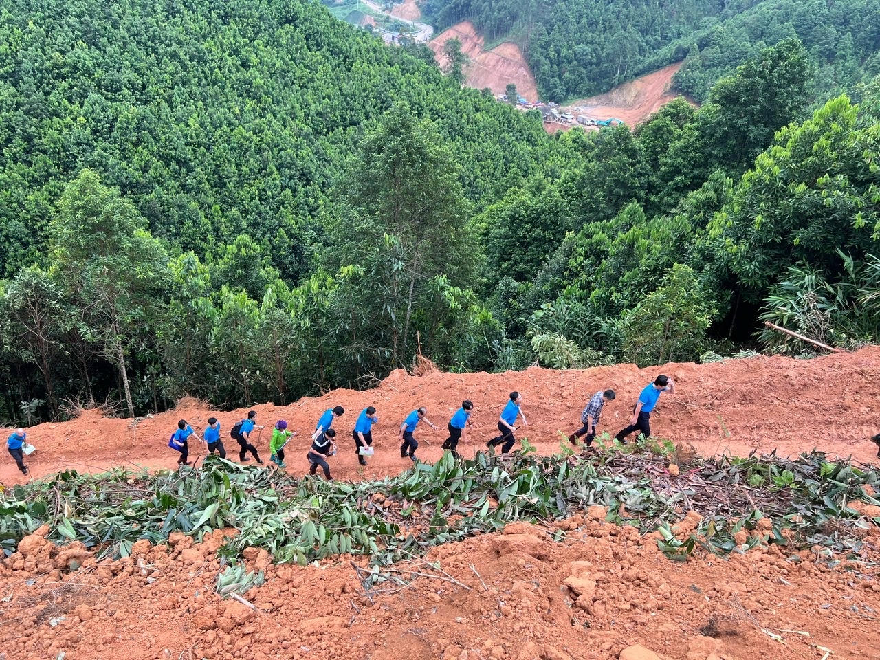 Đoàn công tác Petrovietnam vượt dốc lên khu tái định cư thôn Kho Vàng ngày 21/9/2024