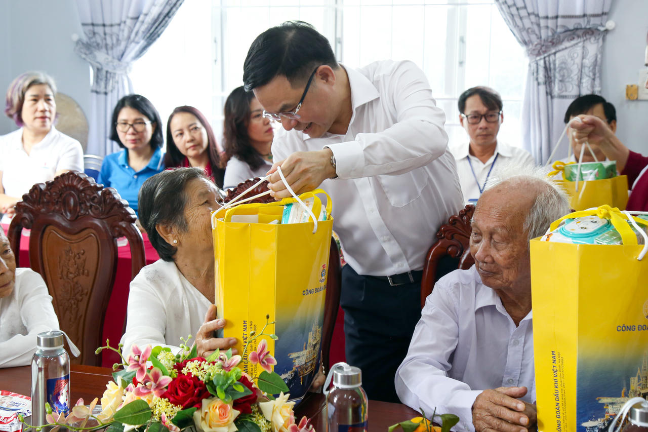 Chủ tịch HĐTV Lê Mạnh Hùng trao quà, thăm hỏi người già neo đơn tại Trung tâm bảo trợ xã hội tỉnh Cà Mau.