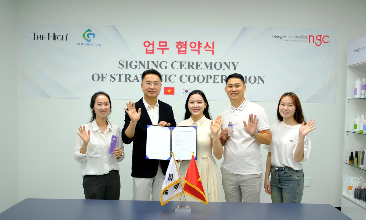 CEO THE HIGH trong cùng một khung ảnh với đối tác chiến lược Hàn Quốc.