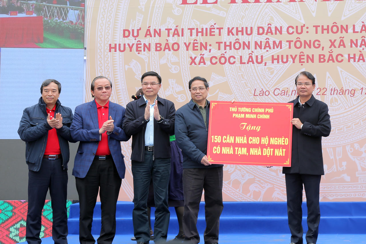 Petrovietnam đồng hành cùng Chính phủ xóa nhà tạm, nhà dột nát. Trong ảnh, Thủ tướng Phạm Minh Chính trao hỗ trợ xóa nhà tạm, nhà dột nát tại tỉnh Lào Cai.