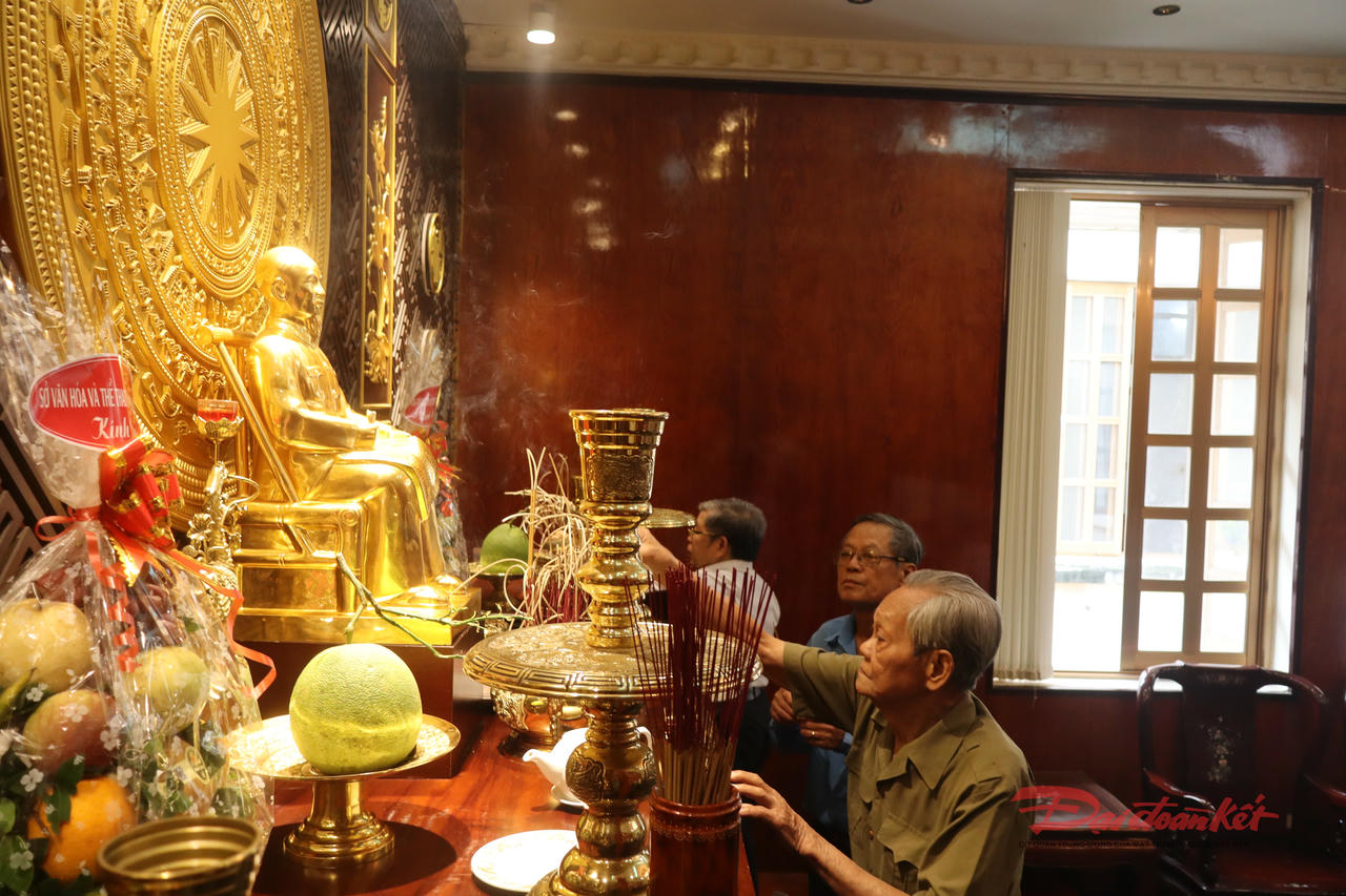 Ông Lê Văn Ngây (93 tuổi) và các đại biểu thắp hương tưởng nhớ Chủ tịch Hồ Chí Minh trước giờ tổ chức hội thảo. Ảnh: Hồng Phúc.