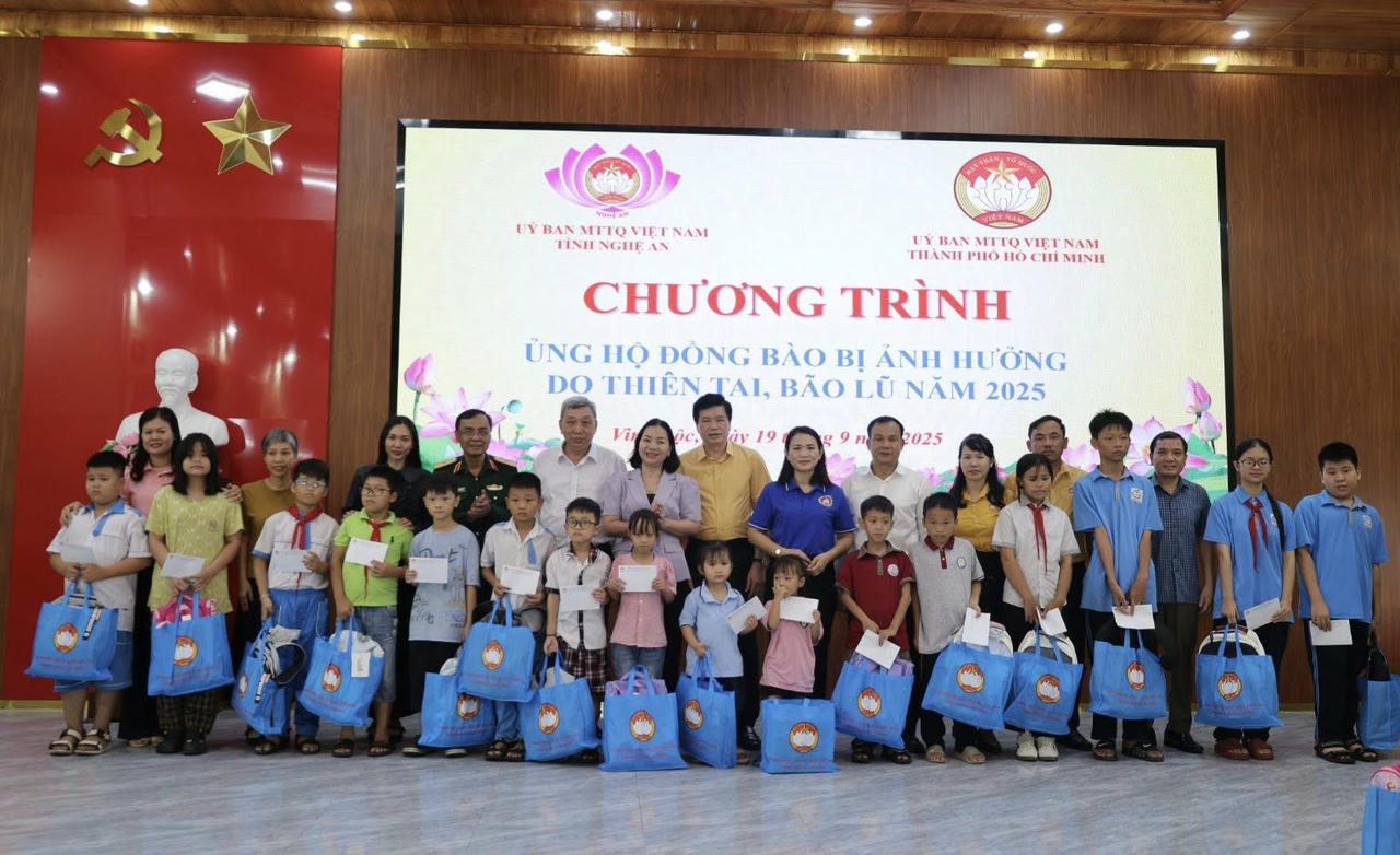 Đoàn công tác đã trao quà trị giá 164 triệu đồng cho hộ dân và học sinh khó khăn tại phường Vinh Lộc. Ảnh: ĐB